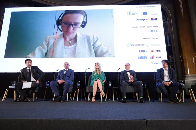Na panelu o vlaganjih v evropski energtski sistem prihodnost so razpravljali: Ivo Milatić, državni sekretar na hrvaškem ministrstvu za gospodarstvo in trajnostni razvoj, Maja Pokrovac, direktorica Obnovljivih virov energije Hrvaške, Blaž Košorok, generalni direktor Gen energije in Ante Babić, svetovalec z direktorata za energijo Evropske komisije; preko video povezave pa še Alexandrina Boyanova, glavna svetovalka v oddelku EIB za varstvo okolja. FOTO: Davor Pongracic/Cropix
