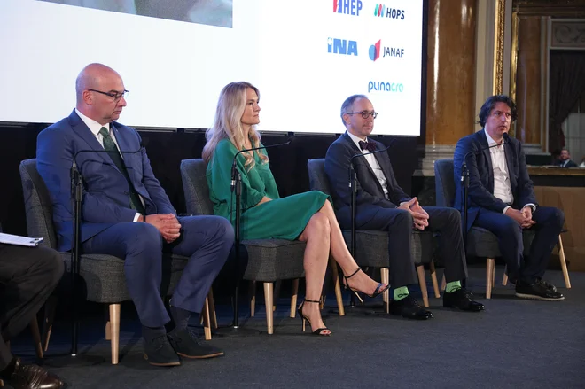 Na panelu o vlaganjih v evropski energtski sistem prihodnost so razpravljali: Ivo Milatić, državni sekretar na hrvaškem ministrstvu za gospodarstvo in trajnostni razvoj, Maja Pokrovac, direktorica Obnovljivih virov energije Hrvaške, Blaž Košorok, generalni direktor Gen energije in Ante Babić, svetovalec z direktorata za energijo Evropske komisije. FOTO: Davor Pongracic/Cropix
