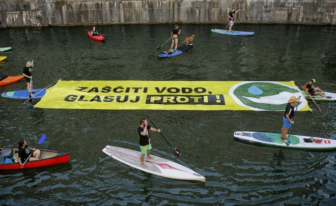 Zahteva po varščini ne bi veljala za nevladne organizacije in druge pobudnike iz civilne družbe, ki vlagajo zahtevo s podpisi volivcev. FOTO BLAŽ SAMEC/DELO