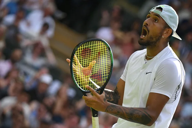 Nick Kyrgios v Wimbledonu niza vrhunske predstave. FOTO: Sebastien Bozon/AFP
