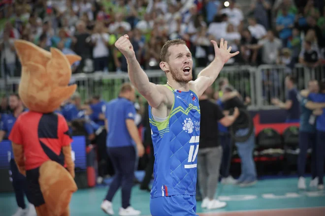 Slovenski odbojkarji so se s Tinetom Urnautom veselili pomembne zmage. FOTO: Uroš Hočevar/Delo
