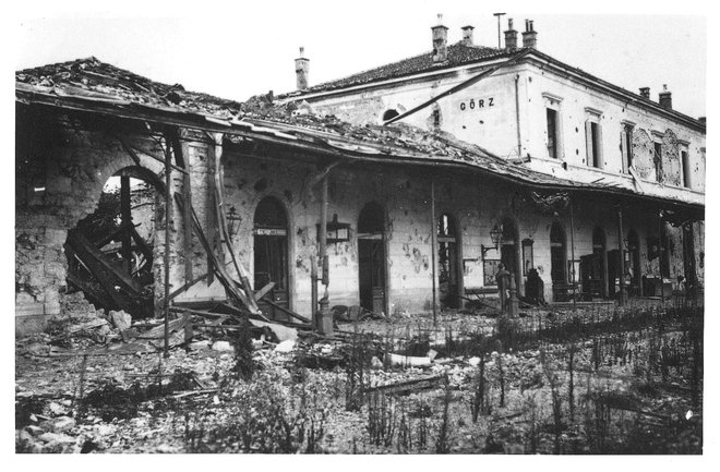 Poškodovana severna goriška železniška postaja. Hrani: Muzej novejše zgodovine Slovenije
