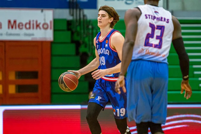 Lovro Gnjidić med tekmo z Igokeo v ligi ABA. FOTO:&nbsp;Mihal Jacić/KK Cibona/ABA
