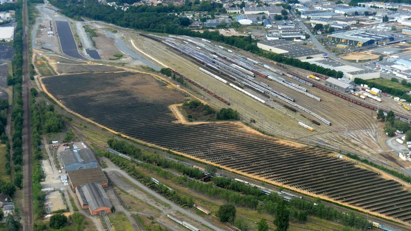 Evropa si želi okrepiti uporabo obnovljivih virov energije, hkrati pa spodbujati varčnost in pametne energetske rešitve. FOTO: Jean-Francois Monier/AFP