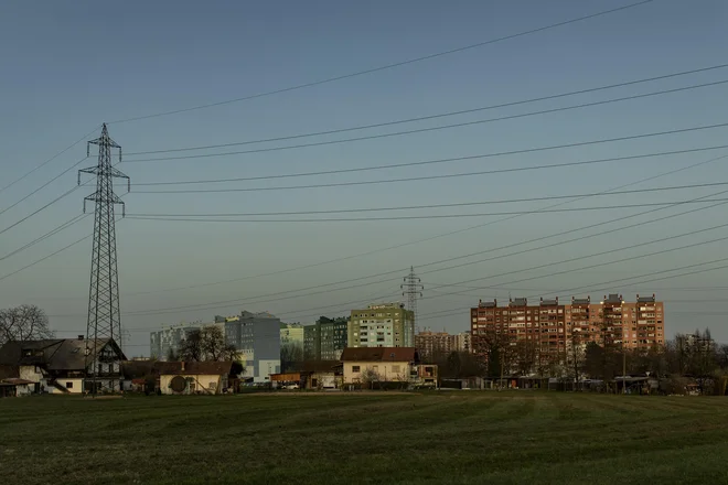 Slovenska gospodinjstva plačajo za mobilnost več kot za hrano, čedalje več pa je tistih, ki se morajo odločati med hlajenjem ali ogrevanjem in hrano. FOTO: Voranc Vogel/Delo
