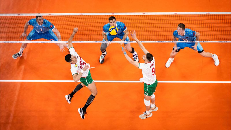 Fotografija: Slovenski odbojkarji (v modrem) so dosegli peto zmago v ligi narodov. FOTO: Volleyballworld.com
