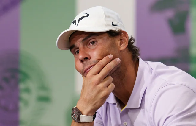 Rafael Nadal je sprijaznjeno potrdil, da zapušča turnir v Wimbledonu. FOTO: Reuters
