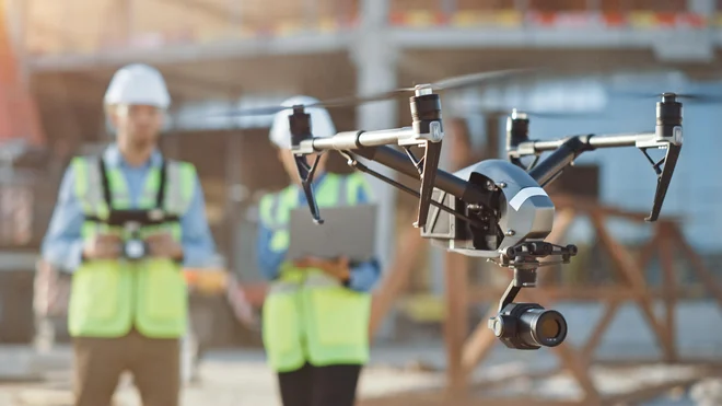 Na številnih področjih, predvsem takšnem in drugačnem nadzoru, kmetijstvu, zdravstvu ter seveda zračni fotografiji, je postala uporaba dronov nepogrešljiva. FOTO: Shutterstock