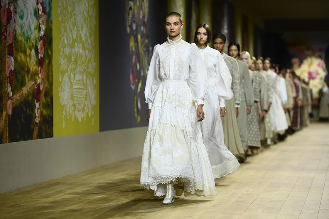 Chiurijeva je po navdihu ukrajinske umetnice želela ustvariti univerzalni okrasni jezik, novo univerzalno folkloro, ki gradi mir in daje upanje, so interpretirali v Voguu. FOTO: Christophe Archambault/ AFP
