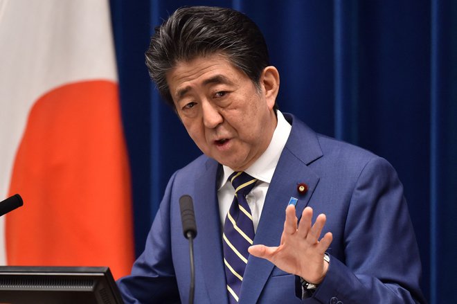 Abe, ki je bil verjetno najbolj znan japonski politik, je bil na položaju premierja leta 2006 in nato znova od leta 2012 do leta 2020, ko je odstopil s položaja zaradi bolezni. FOTO: Kazuhiro Nogi/AFP
