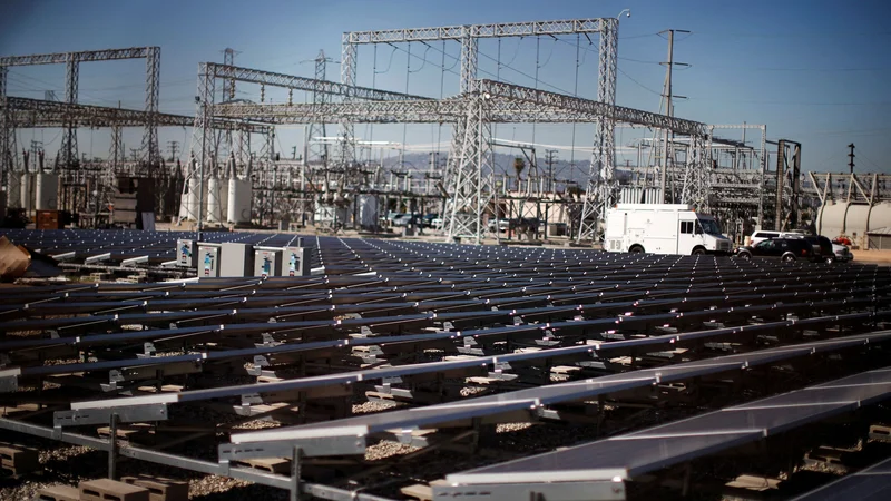 Povečane naložbe v čisto energijo so dobrodošle, vendar bodo pozitivni učinki teh naložb vidni šele s časovnim zamikom. FOTO: Lucy Nicholson/Reuters
