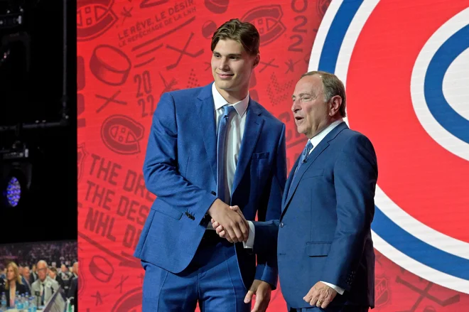 Juraj Slafkovsky je bil prvi izbor na naboru, čestital mu je komisar NHL&nbsp;Gary Bettman. FOTO: Eric Bolte/USA&nbsp;Today Sports
