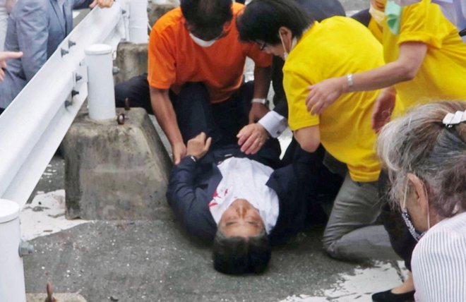 Številni svetovni voditelji so tragičen dogodek obsodili in izrazili svojo podporo Abeju, ki se v bolnišnici bori za življenje. FOTO: Kyodo/Reuters
