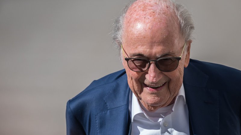 Fotografija: Sepp Blatter je imel zdravstvene težave med sojenjem. FOTO: Fabrice Coffrini/AFP

