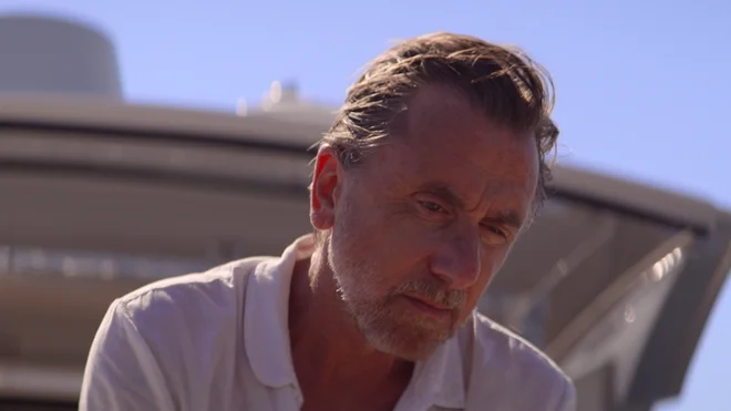 Pod mehiškim soncem &ndash; v luksuznem resortu, kjer ob bazenu za zajtrk strežejo margarite &ndash; se Neil Bennett (Tim Roth) molčeče in odmaknjeno zazira v prazno. FOTO: promocijsko gradivo
