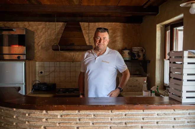Adriano Ukušič s hčerkama in ženo skrbi za delovanje kampa Polidor. FOTO: Voranc Vogel/Delo
