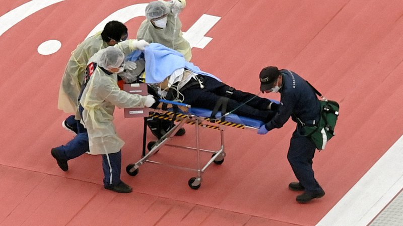 Fotografija: Abeja so s helikopterjem prepeljali v bolnišnico. Nekaj ur pozneje je preminil. Star je bil 67 let. FOTO: Reuters
