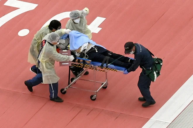 Abeja so s helikopterjem prepeljali v bolnišnico. Nekaj ur pozneje je preminil. Star je bil 67 let. FOTO: Reuters