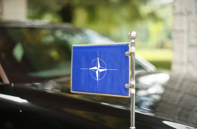Američanom je bolj kot Rusiji v interesu razdvojiti in oslabiti pozicije EU. Temu primerna je bila tudi politika zavezništva Nato na njenih mejah. FOTO JURE ERŽEN/DELO

