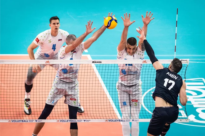 Alen Pajenk in Klemen Čebulj sta v bloku imela veliko dela z iranskim napadom. Foto FIVB
