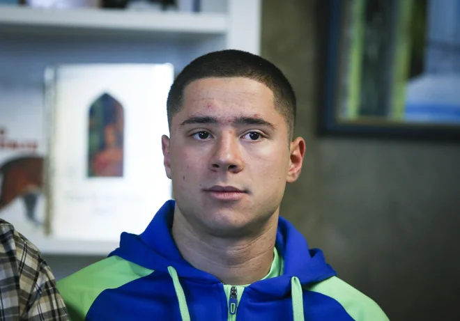 Filip Jakob Demšar pred odhodom na dvoransko EP v Glasgowu. FOTO: Jože Suhadolnik/Delo
