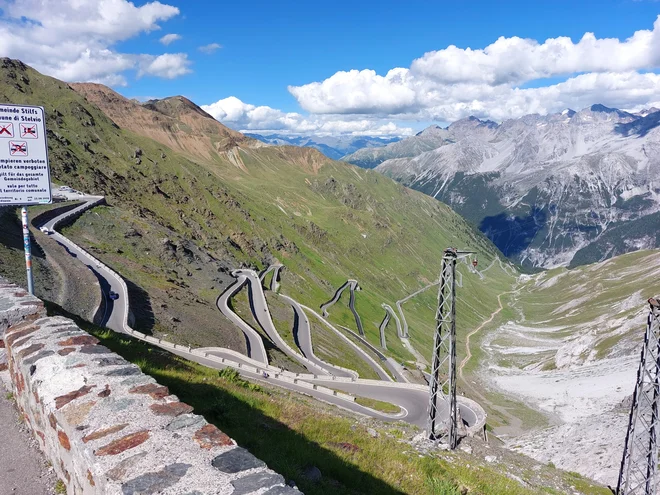 Stelvio, najbrž najbolj znane kolesarske serpentine na svetu. FOTO: Rudi Naglič