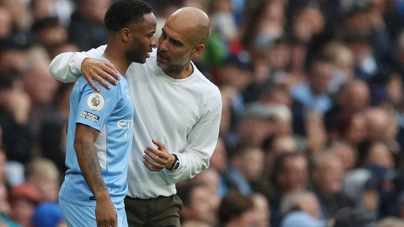 Fotografija: Soccer Football - Premier League - Manchester City v Norwich City - Etihad Stadium, Manchester, Britain - August 21, 2021 Manchester City's Raheem Sterling talks with manager Pep Guardiola as he gets ready to come on as a substitute Action Images via Reuters/Lee Smith EDITORIAL USE ONLY. No use with unauthorized audio, video, data, fixture lists, club/league logos or 'live' services. Online in-match use limited to 75 images, no video emulation. No use in betting, games or single club /league/player publications. Please contact your account representative for further details. Foto Lee Smith Action Images Via Reuters
