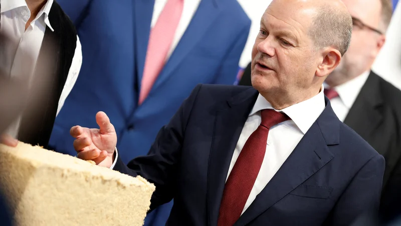 Zabave vladajoče nemške socialdemokratske stranke se je udeležil tudi kancler Olaf Scholz. FOTO: Michaela Rehle/Reuters
