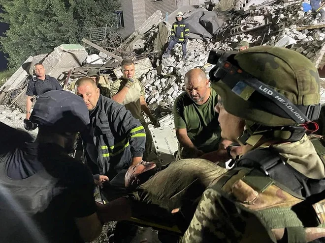 Opustošenje po ruskem raketiranju Čašiv Jara, v katerem je bilo ubitih deset ljudi.Foto Reuters