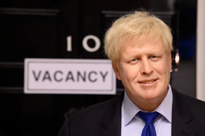 K Johnosonovi voščeni lutki so v londonskem muzeju Madame Tussauds dodali napis »prosto delovno mesto«. FOTO: Muzej Madame Tussauds via Reuters
