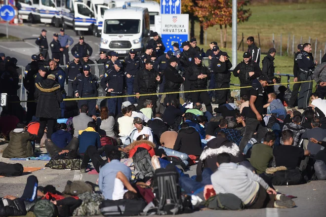 Med vzroki za problematiziranje vstopa Hrvaške v schengen so trenutno najbrž največji varnostni, kulturni, verski, etični in moralni problemi, ki jih povzročajo množične migracije. FOTO: Robert Fajt/Cropix