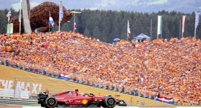 Charles Leclerc je razžalostil 50.000 nizozemskih navijačev Maxa Verstappna, ki so tribune pobarvali v oražno. FOTO: Johann Groder/AFP
