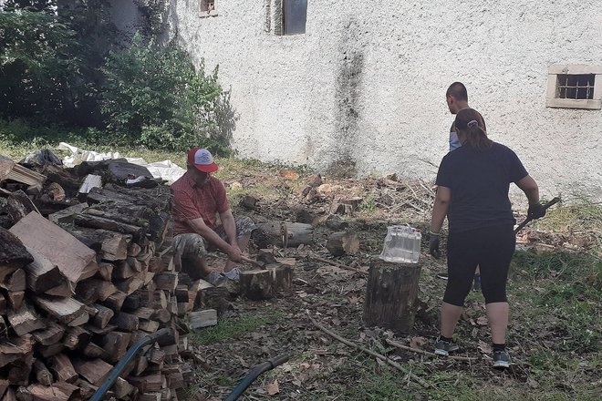 Starejšemu paru so nasekali in zložili drva. Foto OZ RK Novo mesto
