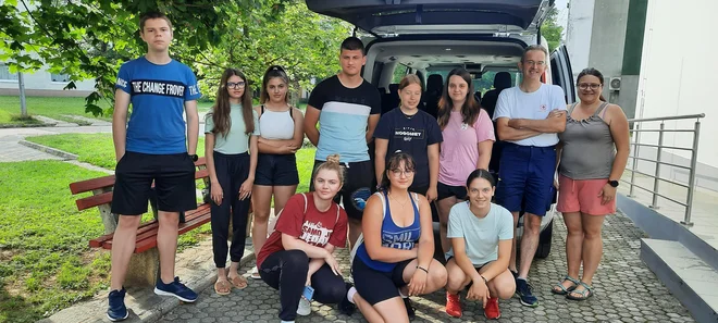 Letošnjega humanitarnega počitniškega tedna se je udeležilo 17 mladih prostovoljcev. Foto OZ RK Novo mesto
