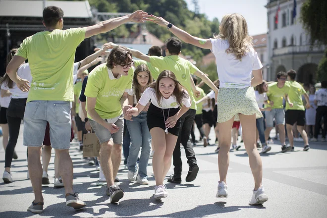 Maturanti so maja plesali četvorko. FOTO: Jure Eržen/Delo
