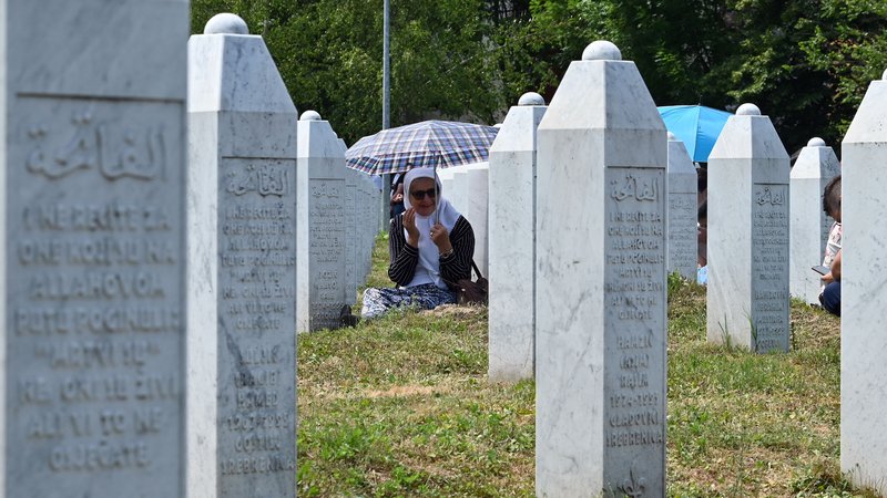 Fotografija: Pokol v Srebrenici je za genocid leta 2007 spoznalo Meddržavno sodišče v Haagu. FOTO: Elvis Barukcic/Afp
