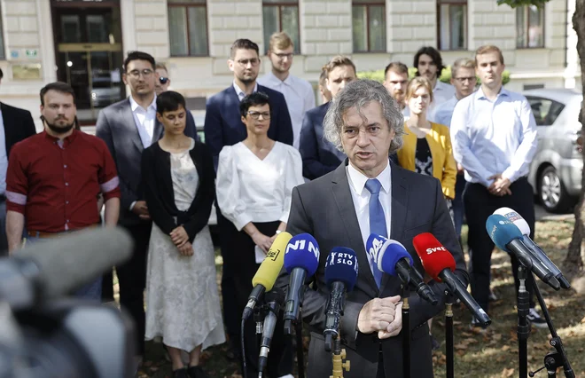 Robert Golob je prepričan o zmagi na jesenskih volitvah in referendumih, ki jih pripravlja opozicija. Za resno oceno dela vlade pa je po njegovem še prezgodaj. FOTO:Jože Suhadolnik/Delo
