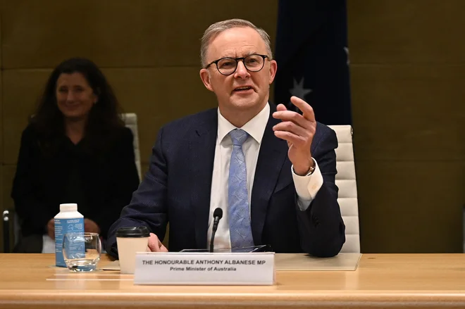 Avstralski premier Anthony Albanese je navdušen nad vrhunskim tenisom. FOTO: Steven Saphore/AFP
