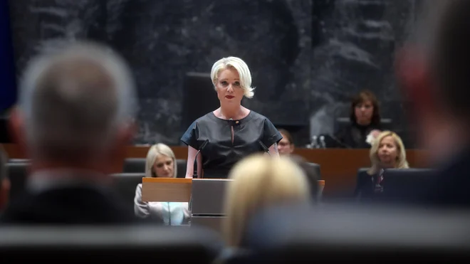 Urška Klakočar Zupančič, predsednica državnega zbora, bi omejila tudi uporabo telefonov. Foto Blaž Samec