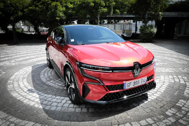 Električni avtomobili, kot je renault megane e-tech, so bili svetla tolčka v polletni prodaji skupine Renault.

FOTO:&nbsp;Lou Benoist/ Afp
