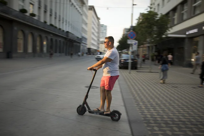 Kar za 50 odstotkov več kršitev kot leto poprej, pa je bilo zaznanih kršitev pri uporabnikih lahkih motornih vozil. FOTO: Voranc Vogel/Delo
