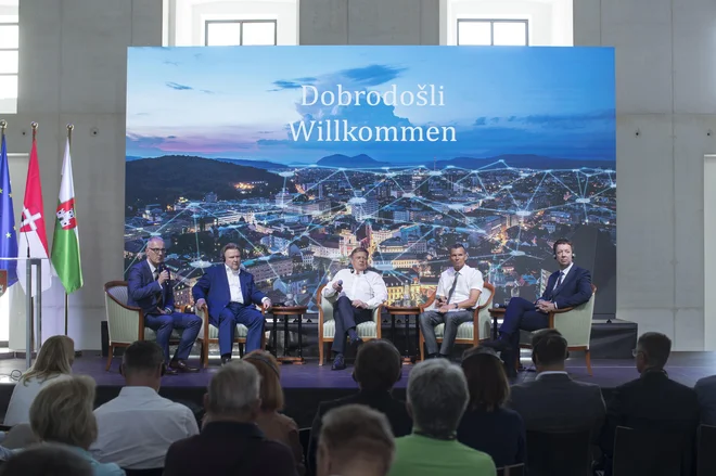 Na predstavitvi projekta v Cukrarni so prisotni&nbsp; &ndash; teh je bilo več kot 100 (med drugim tudi številni mediji) &ndash;&nbsp; lahko slišali konkretno predstavitev strategije razvoja energetske oskrbe Mestne občine Ljubljana (MOL) s poudarkom na razogljičenju daljinskega ogrevanja Ljubljane do leta 2030. FOTO JURE ERŽEN/DELO
