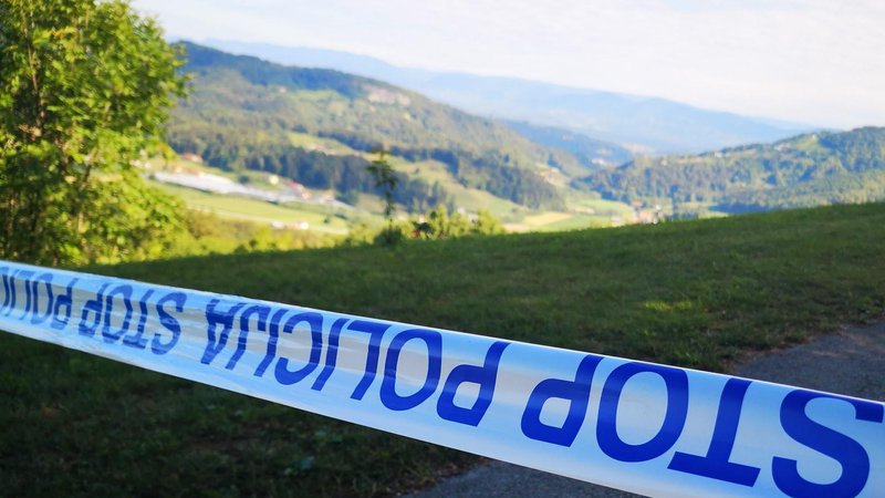 Fotografija: Policisti so širšo okolico zločina zavarovali s trakom. FOTO: Mojca Marot/Slovenske novice

