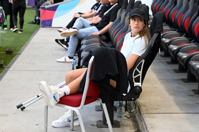 Alexia Putellas spremlja četrtkov trening reprezentance na štadionu MK v Milton Keynesu. FOTO: Damien Meyer/AFP
