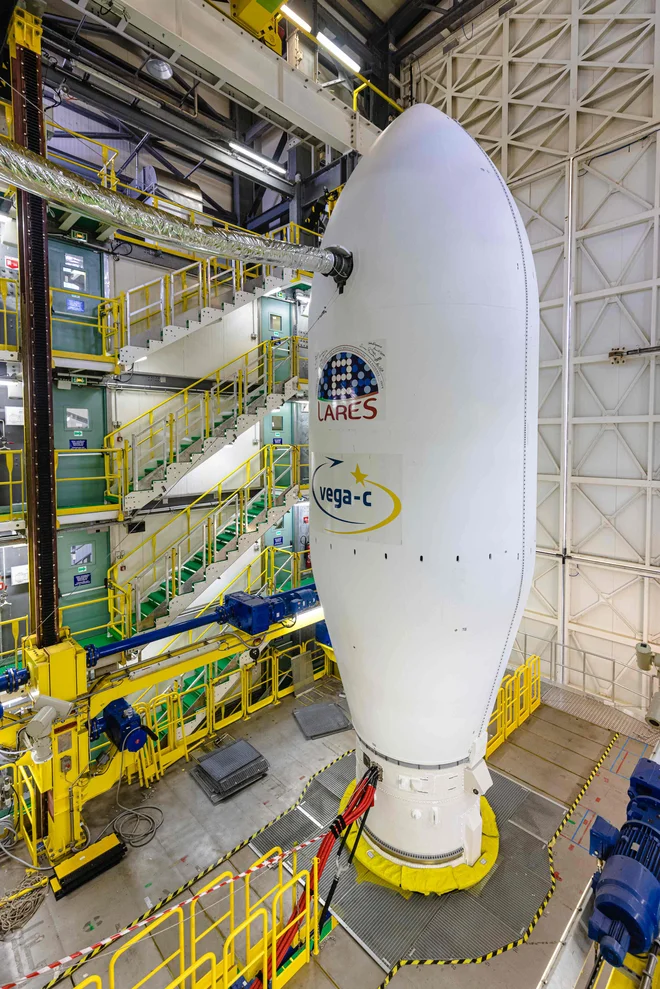 Notre petit satellite Trisat-R se trouve également dans la soute de la fusée.  PHOTO : Jody Amiet/AFP