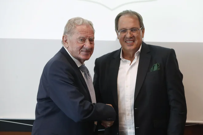 Novinarska konferenca lani oktobra, na kateri je Milan Mandarić (levo) podal izjavo ob odhodu iz kluba, novi lastnik Olimpije je Adam Delius. FOTO: Leon Vidic/Delo
