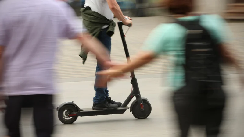 Fotografija: Danes in jutri v Mariboru policija nadzoruje pravilno uporabo električnih skirojev. Foto: Jure Eržen/Delo