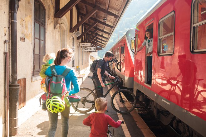 Kolesarski vlak na relaciji med Mariborom in Pliberkom (Bleiburg v Avstriji) kolesarje pripelje do vstopa na Štrekno ali na Dravsko kolesarsko pot. FOTO: arhiv RRA Koroška
