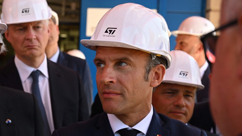 Fotografija: Emmanuel Macron je med nedavnim obiskom tovarne STMicroelectronics poudaril, da ni, kar zadeva Uber, naredil nobene napake. FOTO: Jean-Philippe Ksiazek/AFP
