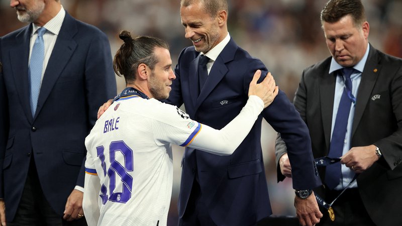 Fotografija: Aleksander Čeferin je nedavno podelil kolajne nogometašem Reala za zmago v ligi prvakov, četudi bi Uefa lahko kaznovala klub po spremembi mnenja sodišča v Madridu. FOTO: Molly Darlington/Reuters
